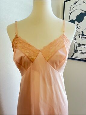 Vintage 1970’s Henson Kickernick Lace-Trim Satin Slip